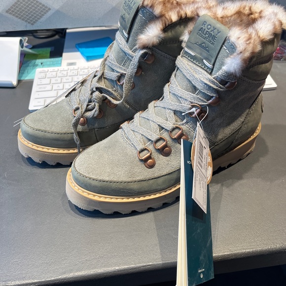 Roxy Gray Winter Boots with Rugged Design - Picture 2 of 3